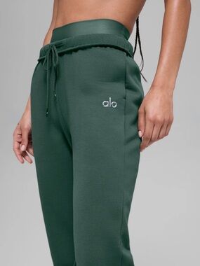 Alo Accolade Sweatpants in Clover Green NWT